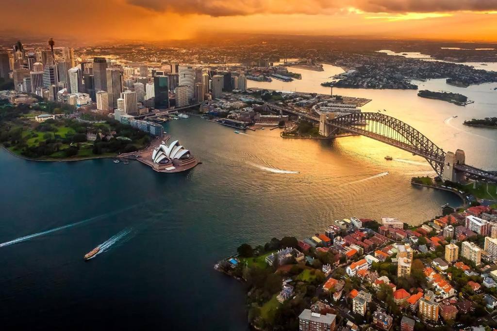 Detached Double - Seconds To Transport - Close To China Town - Shared Bathroom Guest house Sydney