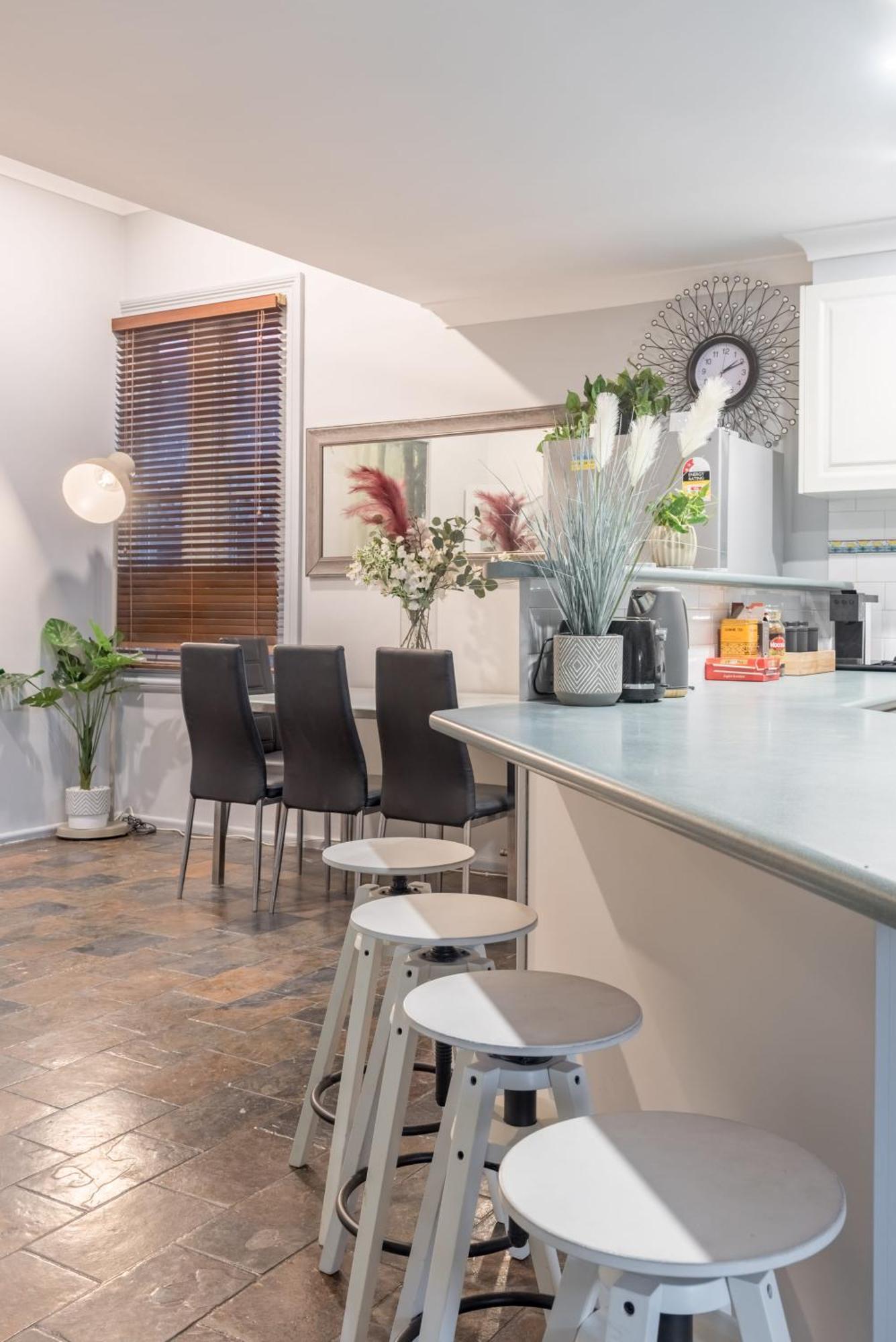Detached Double - Seconds To Transport - Close To China Town - Shared Bathroom