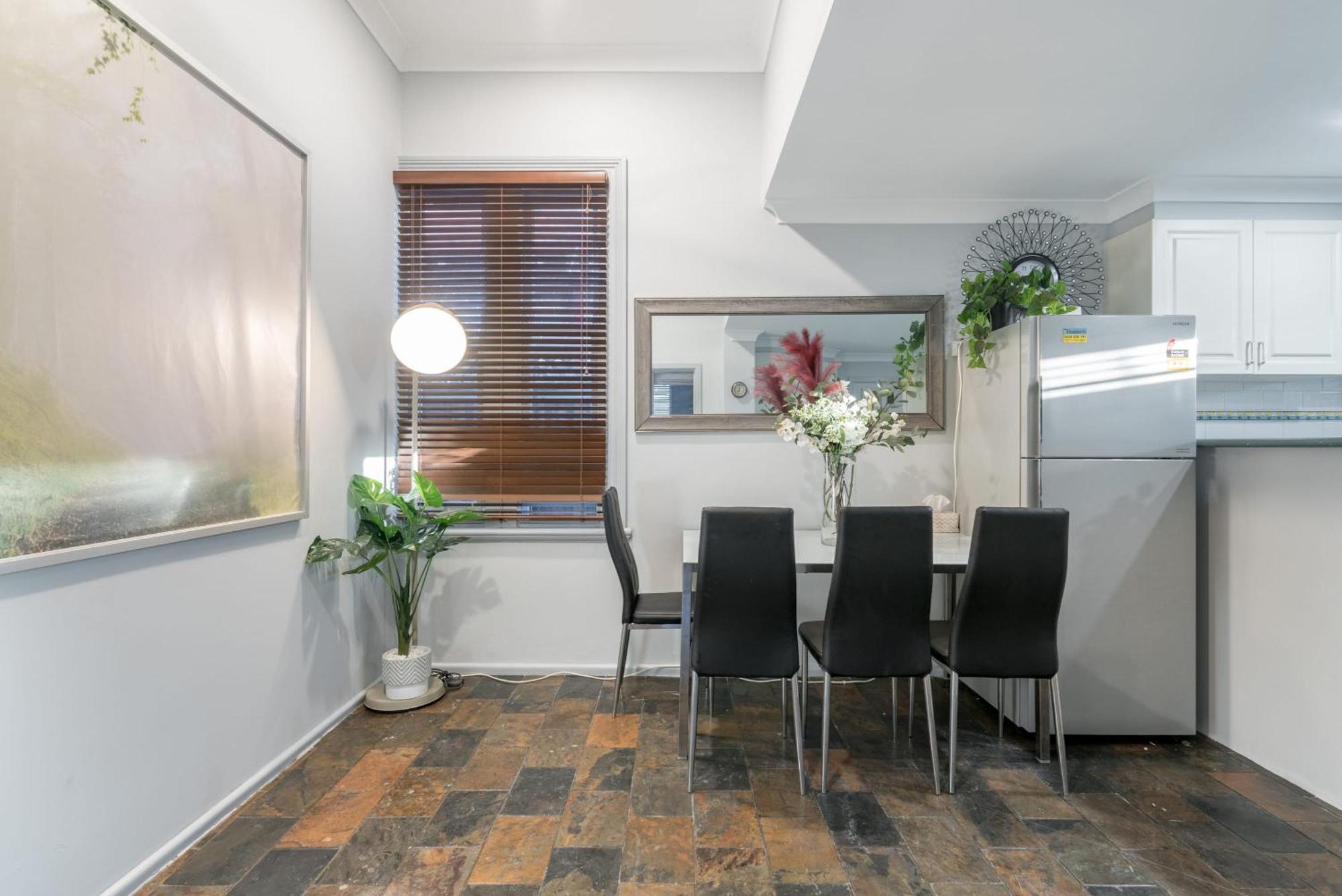 Guest house Detached Double - Seconds To Transport - Close To China Town - Shared Bathroom *