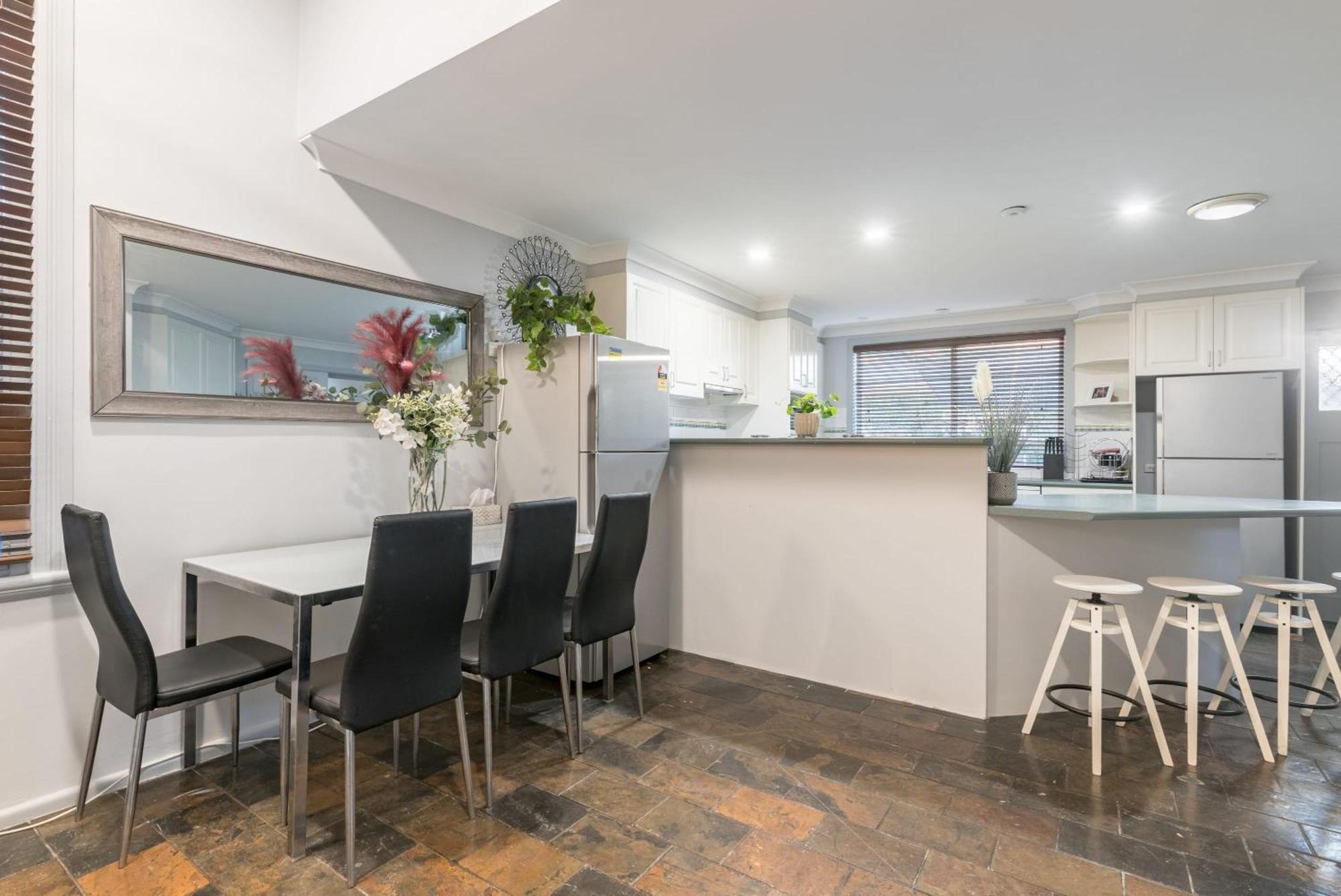 Detached Double - Seconds To Transport - Close To China Town - Shared Bathroom
