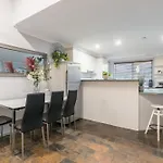 Detached Double Room - Seconds To Transport - Close To China Town - Shared Bathroom