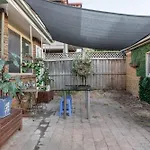 Detached Double Room - Seconds To Transport - Close To China Town - Shared Bathroom