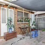 Detached Double Room - Seconds To Transport - Close To China Town - Shared Bathroom