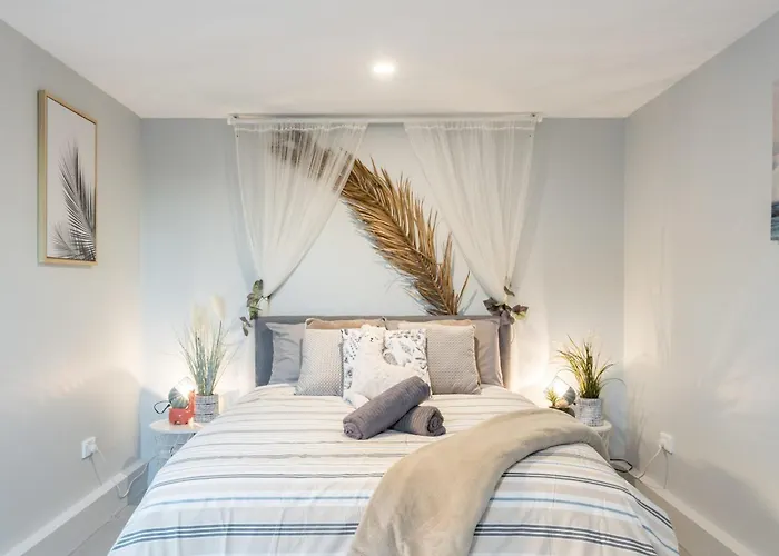 Detached Double Room - Seconds To Transport - Close To China Town - Shared Bathroom