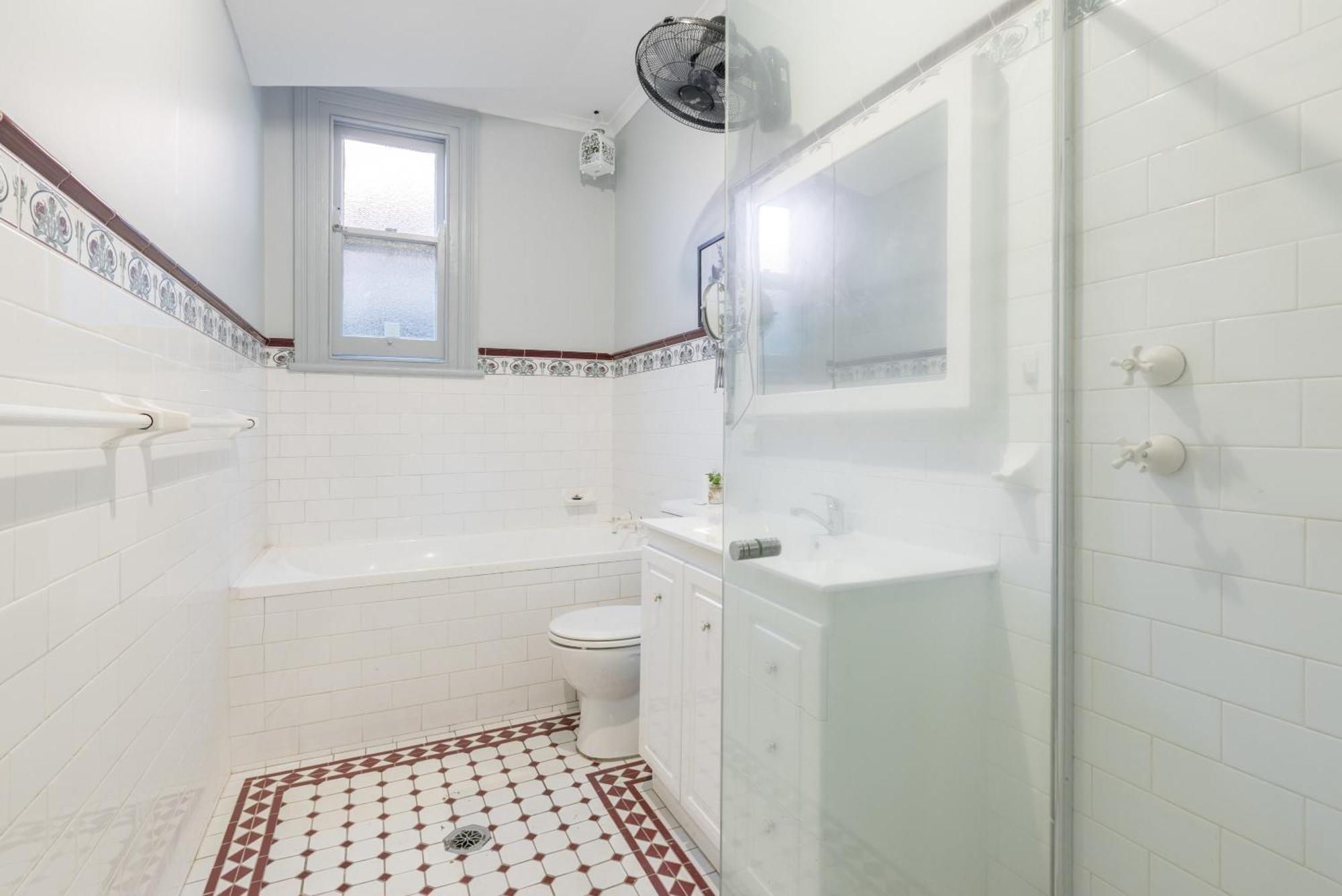 Detached Double - Seconds To Transport - Close To China Town - Shared Bathroom * Sydney