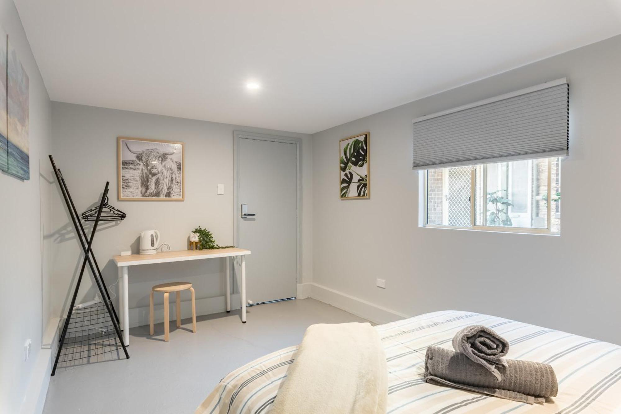 Detached Double - Seconds To Transport - Close To China Town - Shared Bathroom Guest house *