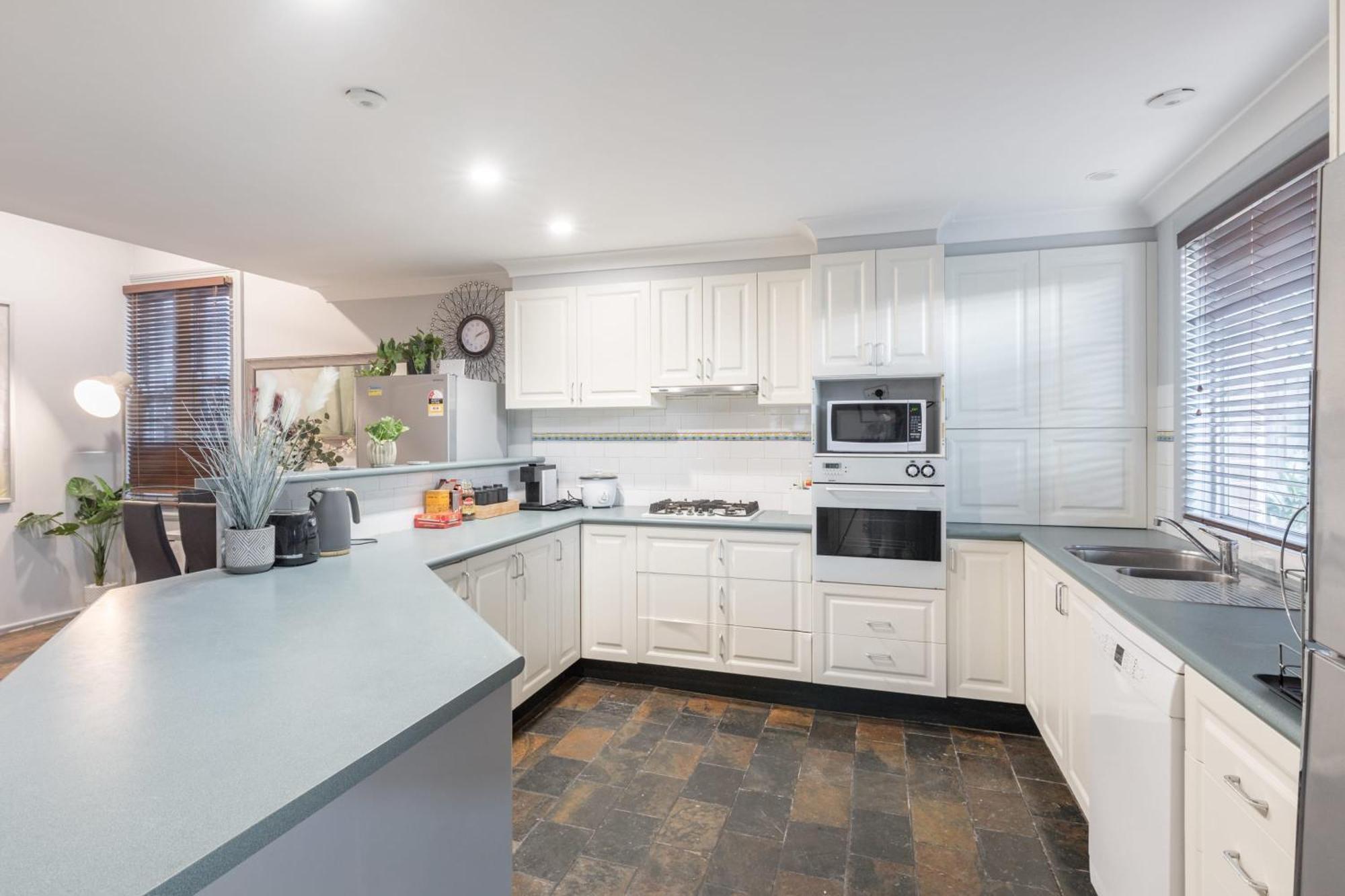Detached Double - Seconds To Transport - Close To China Town - Shared Bathroom Guest house Sydney