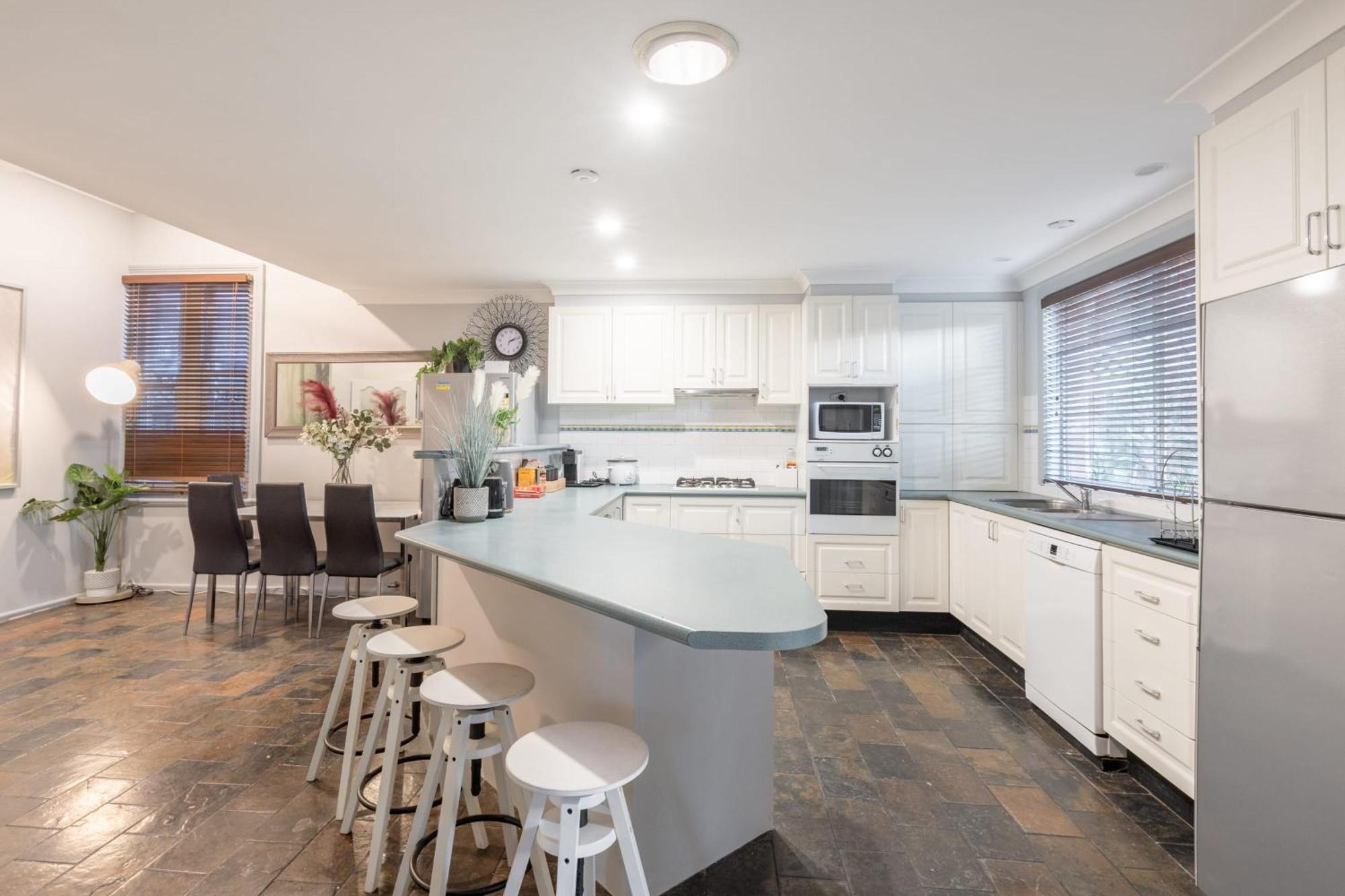 Detached Double - Seconds To Transport - Close To China Town - Shared Bathroom